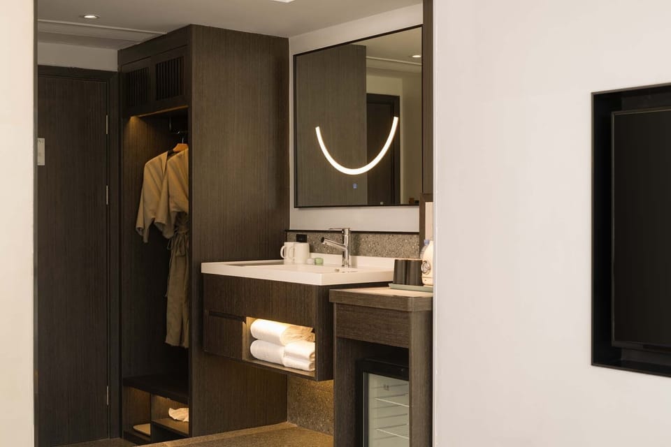 Classic Double Room, City View | Bathroom | Free toiletries, hair dryer, bathrobes, slippers