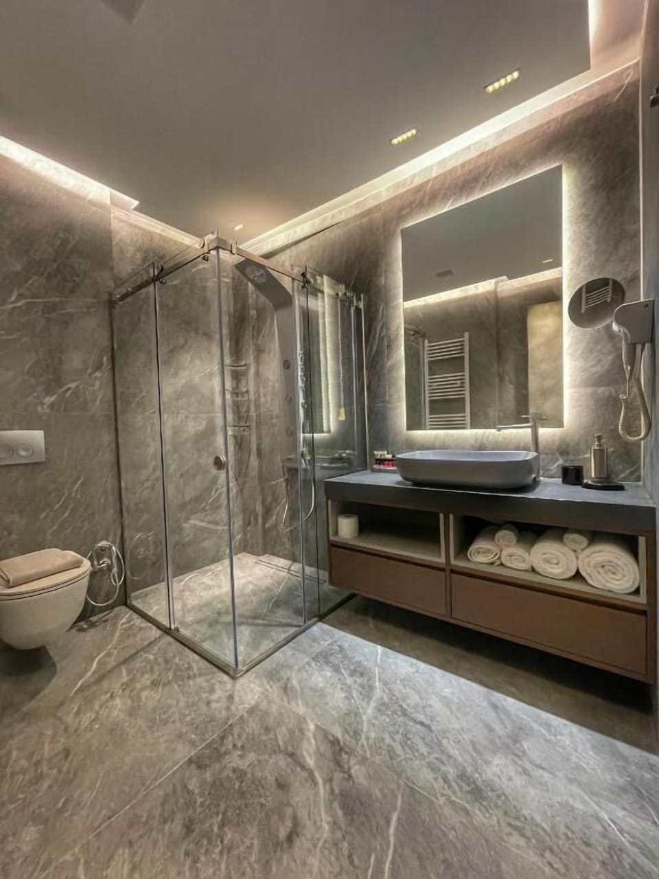 Deluxe Suite, Balcony, Sea View | Bathroom | Slippers