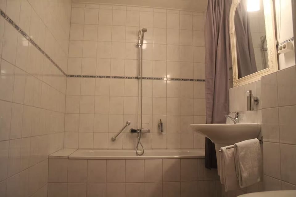 Rinse off easily with a simple, practical shower-bath setup.