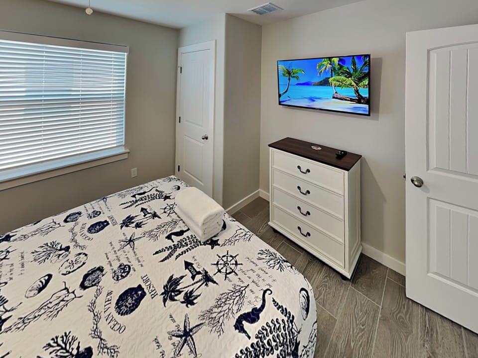 Third Bedroom - Queen Bed + TV