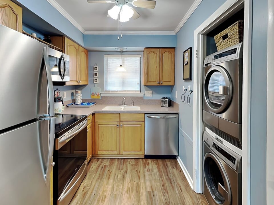 Full Kitchen w/ Laundry