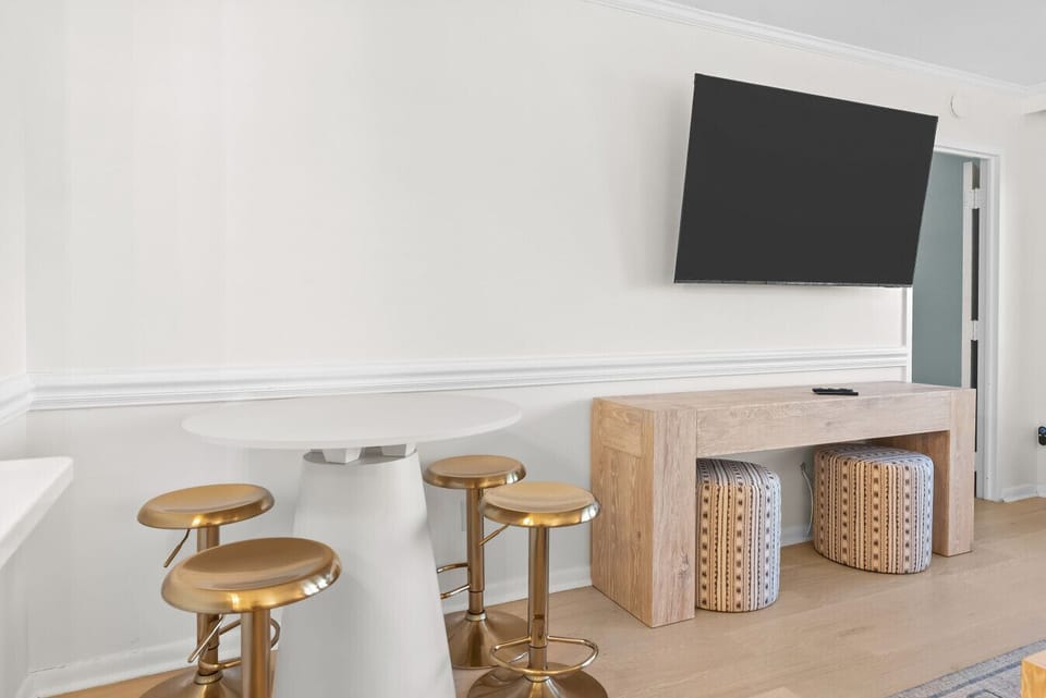 Designed for laid-back conversations and slow vacation nights.