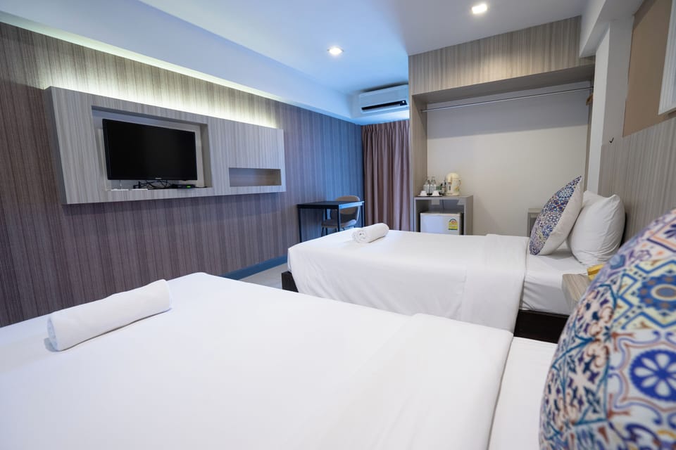 Twin Room | Laptop workspace, soundproofing, WiFi (free), bed sheets