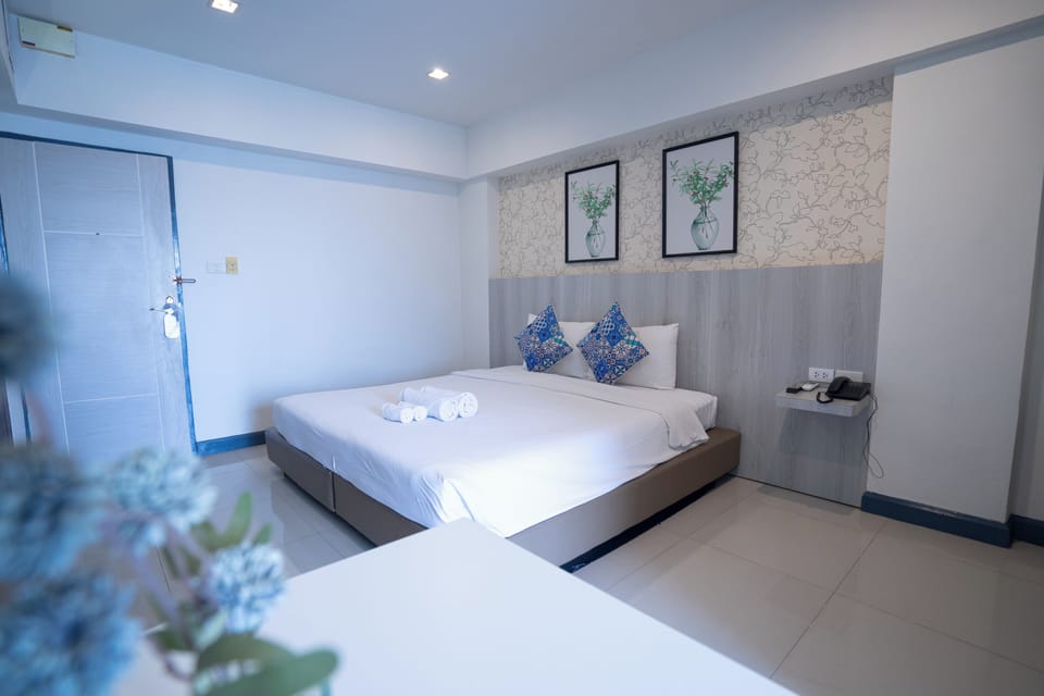 Deluxe Double Room | Laptop workspace, soundproofing, WiFi (free), bed sheets