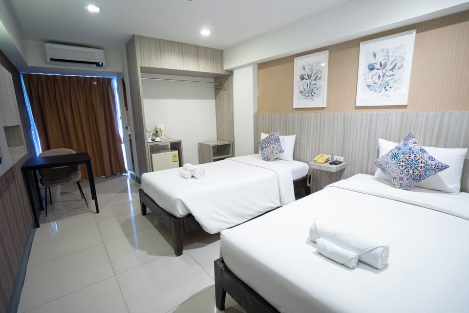 Twin Room | Laptop workspace, soundproofing, WiFi (free), bed sheets