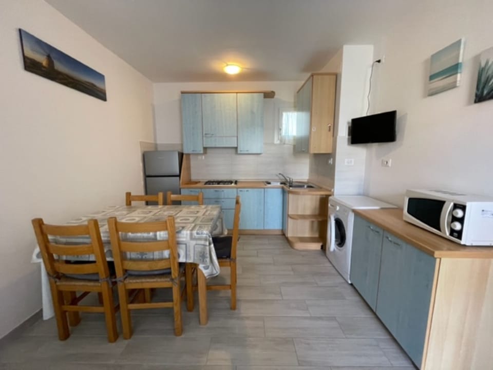 Apartment, 2 Bedrooms | Dining room