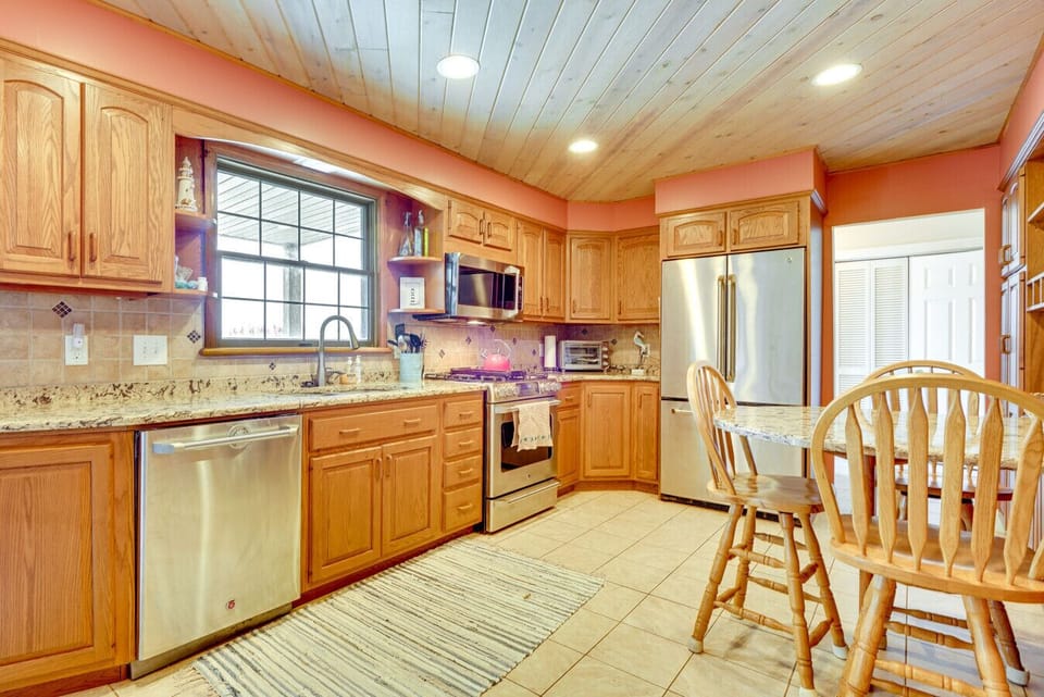 Kitchen | Built-In Cabinets & Granite Counters