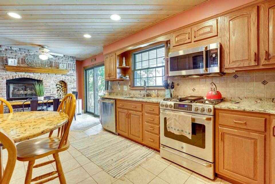 Kitchen | Built-In Cabinets & Granite Counters