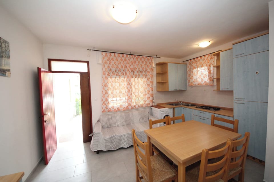 Apartment, 2 Bedrooms | Dining room