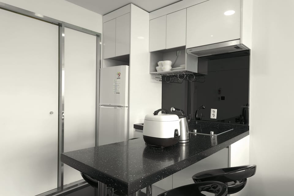 Deluxe Twin | Private kitchen | Fridge, microwave, rice cooker, cookware/dishes/utensils