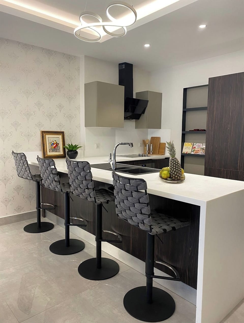 Luxury Apartment, City View | Private kitchen