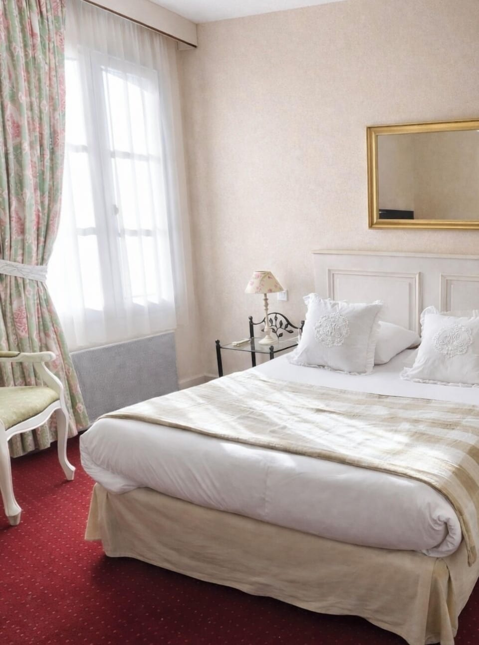 Minibar, desk, free WiFi, bed sheets