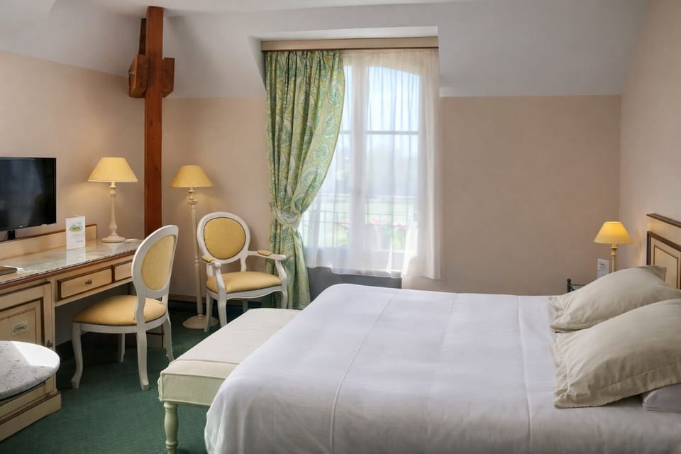 Deluxe Double or Twin Room, Garden View | Minibar, desk, free WiFi, bed sheets