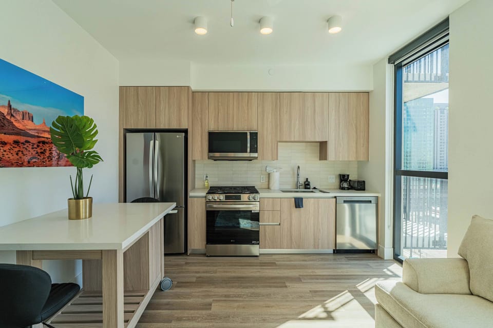 Single Room, 1 Queen Bed, Non Smoking, City View | Living area