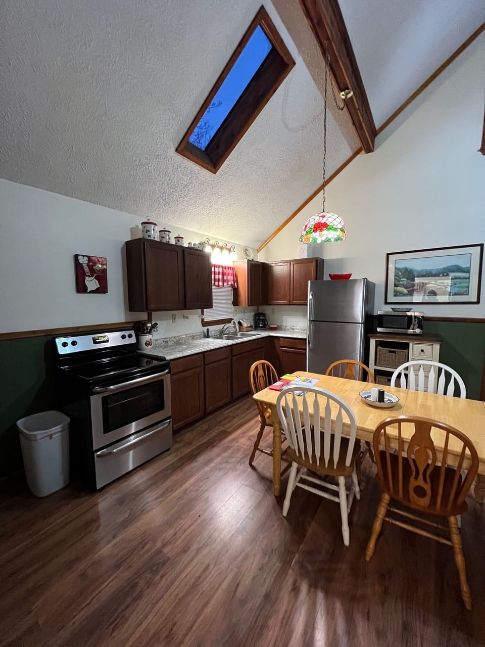 Cabin 11 | Private kitchen | Microwave, stovetop, cookware/dishes/utensils