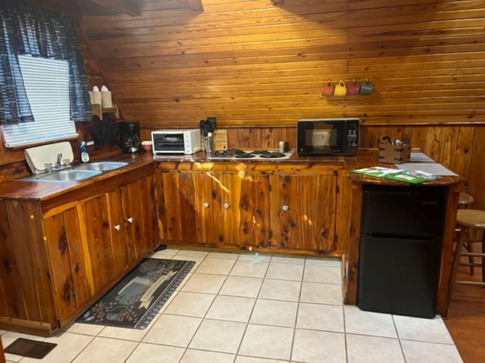 Cabin 6 | Private kitchen | Microwave, stovetop, cookware/dishes/utensils
