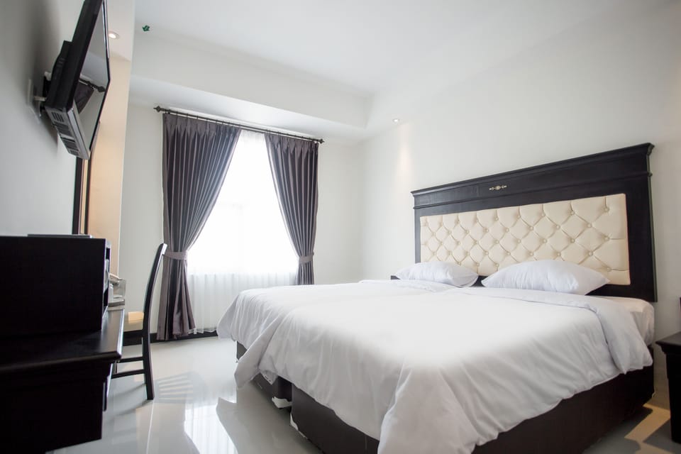 Deluxe Room | Desk, rollaway beds, free WiFi