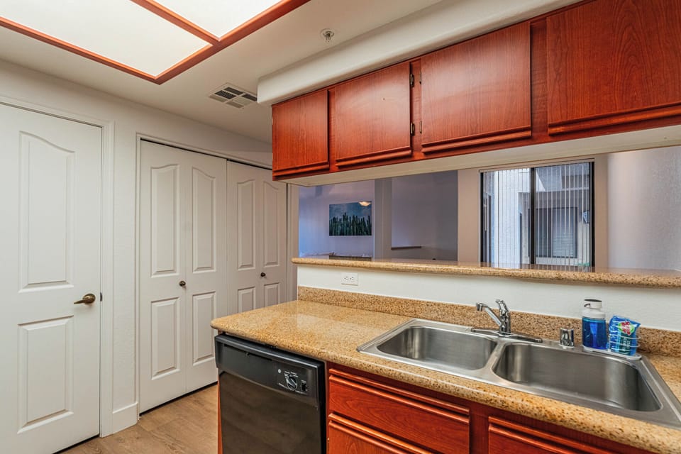 Single Room, 1 King Bed, Non Smoking | Private kitchen | Full-size fridge, microwave, oven, stovetop