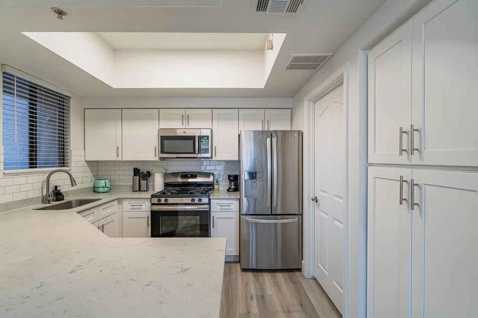 Triple Room, Non Smoking | Private kitchen | Full-size fridge, microwave, oven, stovetop