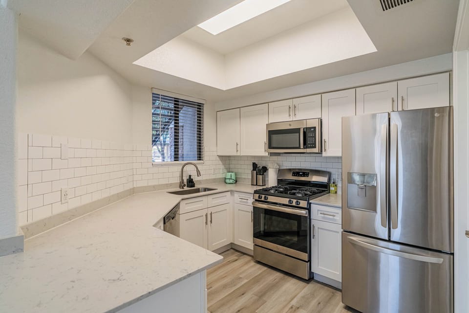 Triple Room, Non Smoking | Private kitchen | Full-size fridge, microwave, oven, stovetop