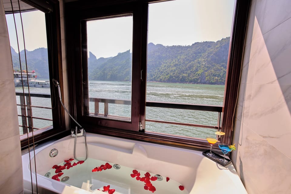 Executive Suite, Balcony, Sea View | Bathroom | Free toiletries, hair dryer, slippers, bidet