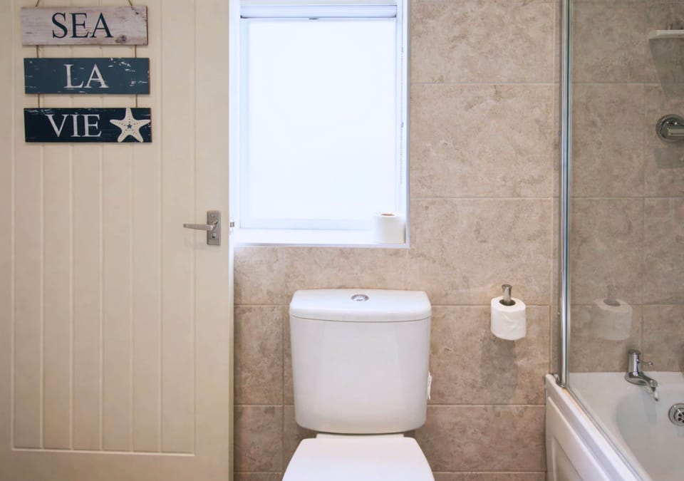 Comfort Apartment, Garden View | Bathroom | Free toiletries, hair dryer, towels, toilet paper