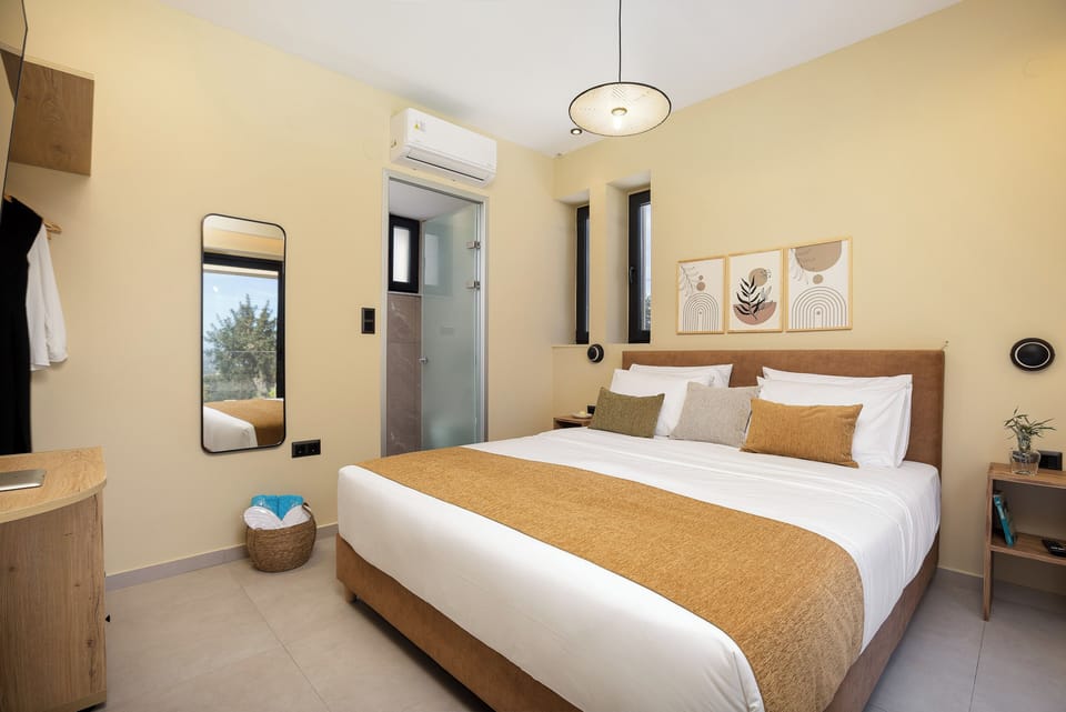 Bedroom with double bed, balcony and private bathroom on the first floor