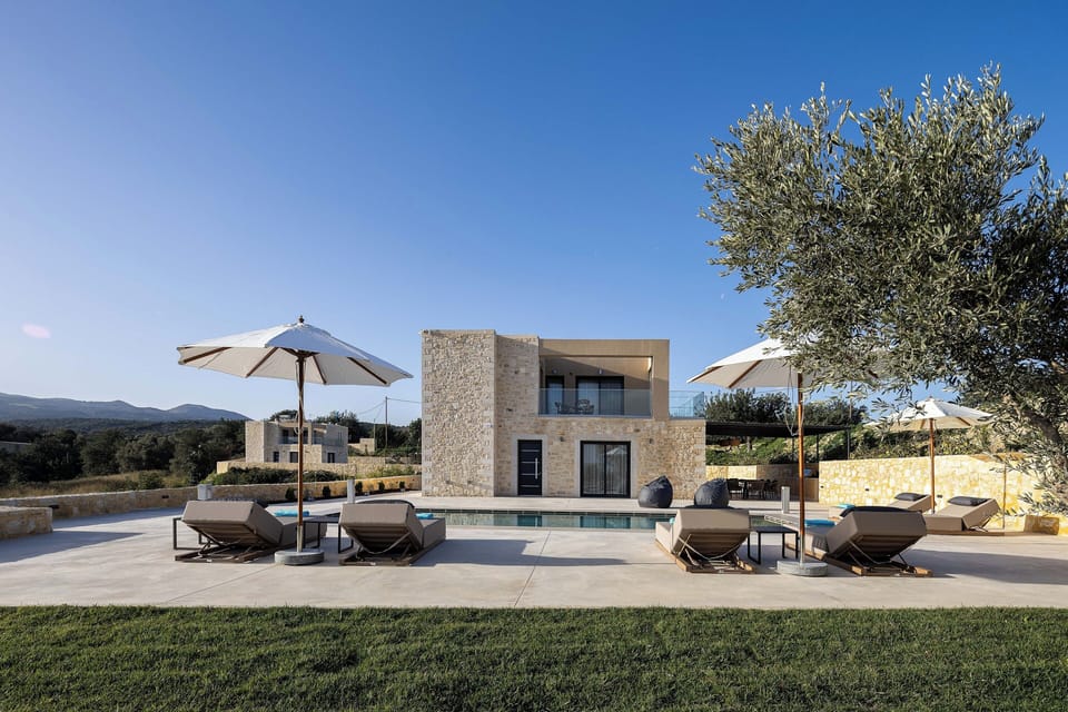 Fully private backyard with private pool, bbq and outdoor furniture