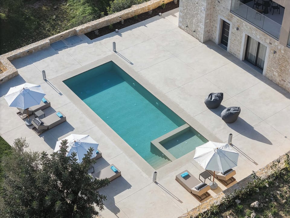 Private 40 sqm pool (1,5m deep) with integrated kids pool and pool furniture