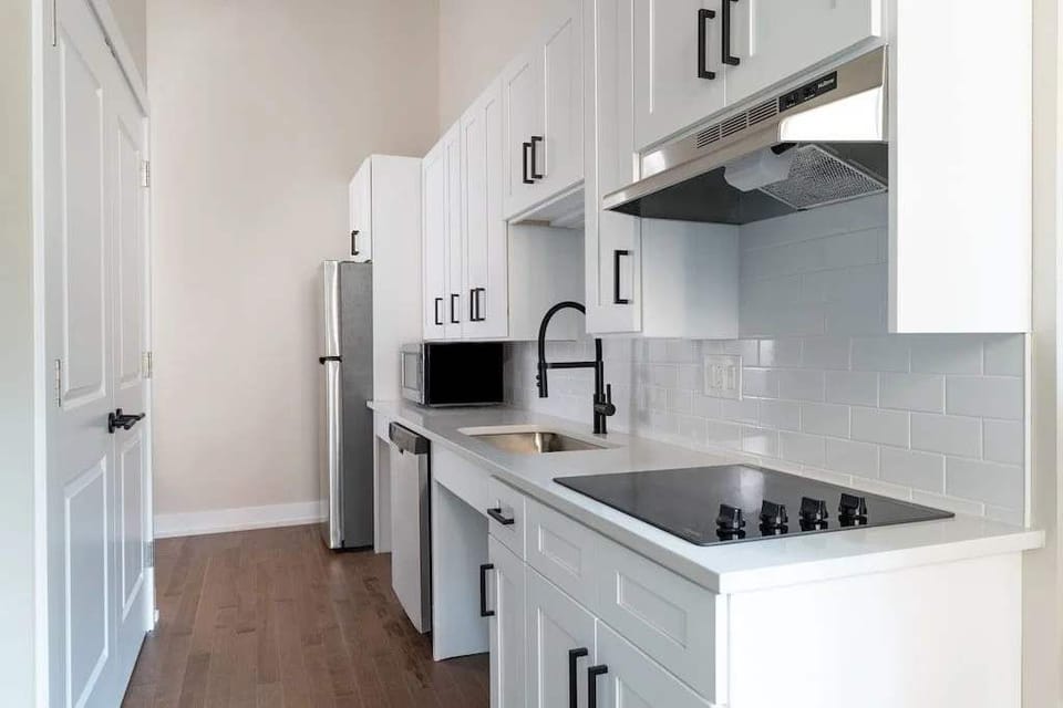 Fully equipped kitchen with full size appliances and ample storage