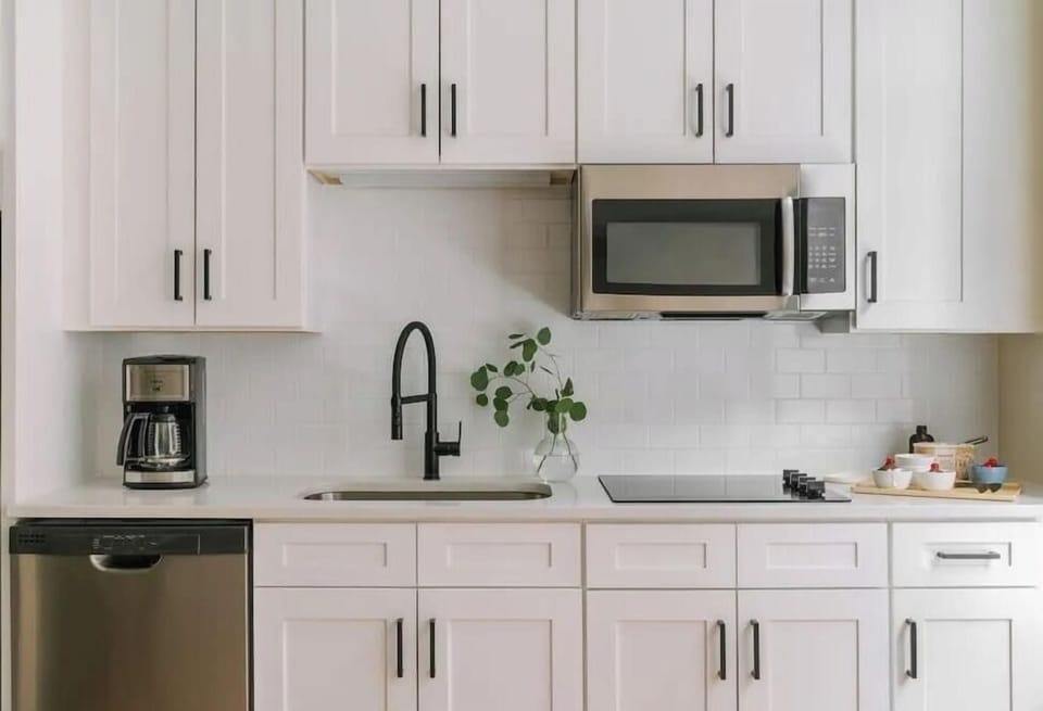 Fully equipped kitchen with full size appliances