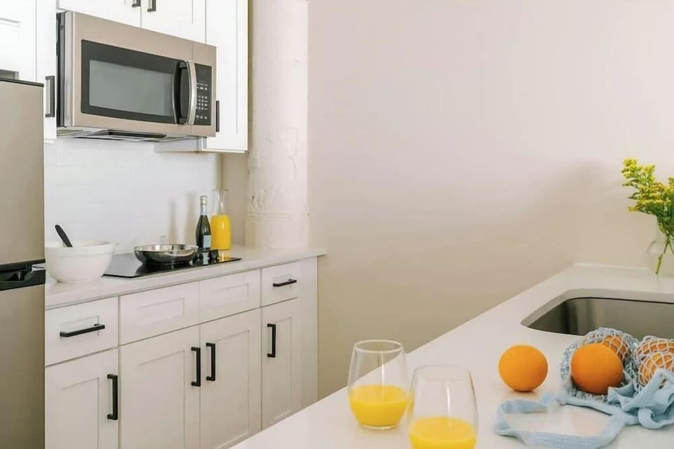 Fully Equipped Kitchen with Full Size Appliances
Modern Kitchen with Cookware and Essentials
