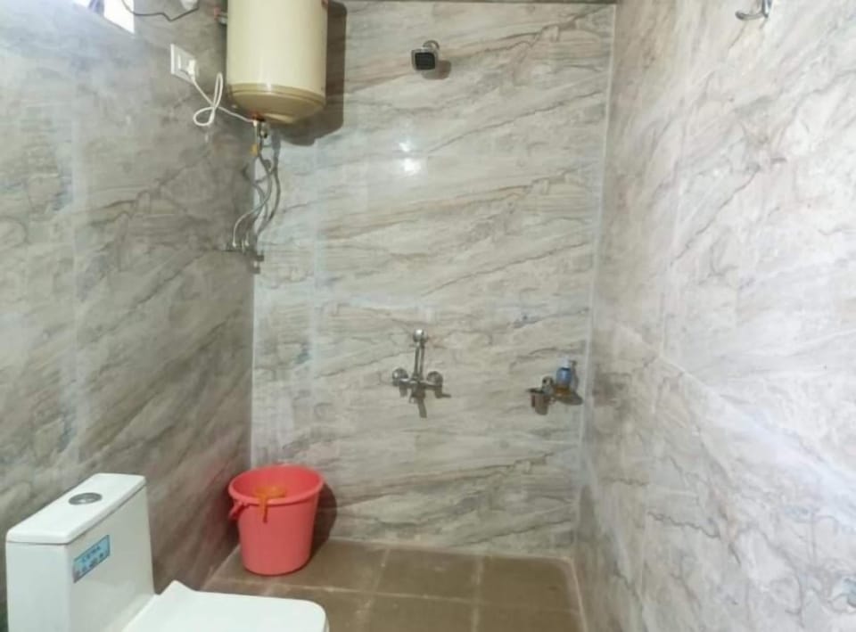 Deluxe Cottage, Hill View | Bathroom | Shower, free toiletries, bidet, towels