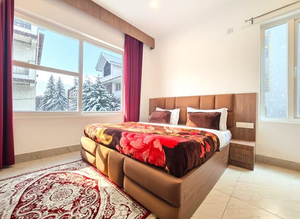Deluxe Double Room | Desk, laptop workspace, blackout drapes, soundproofing