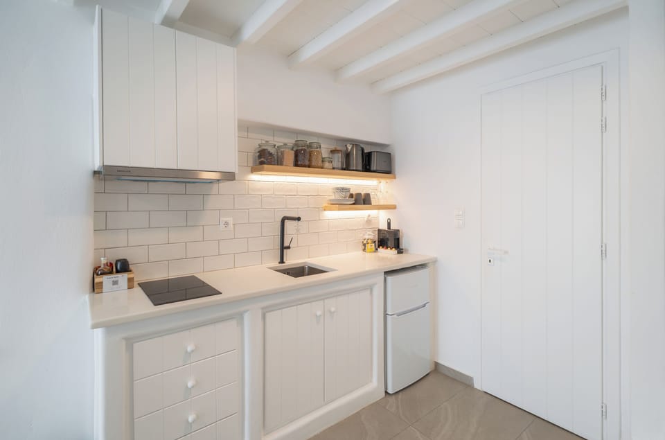 Fully equipped kitchen with dining space