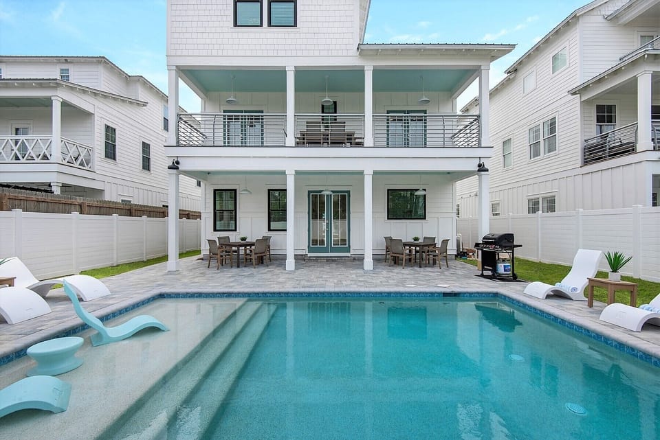 Private pool with splash deck (seasonally heated between October and April)