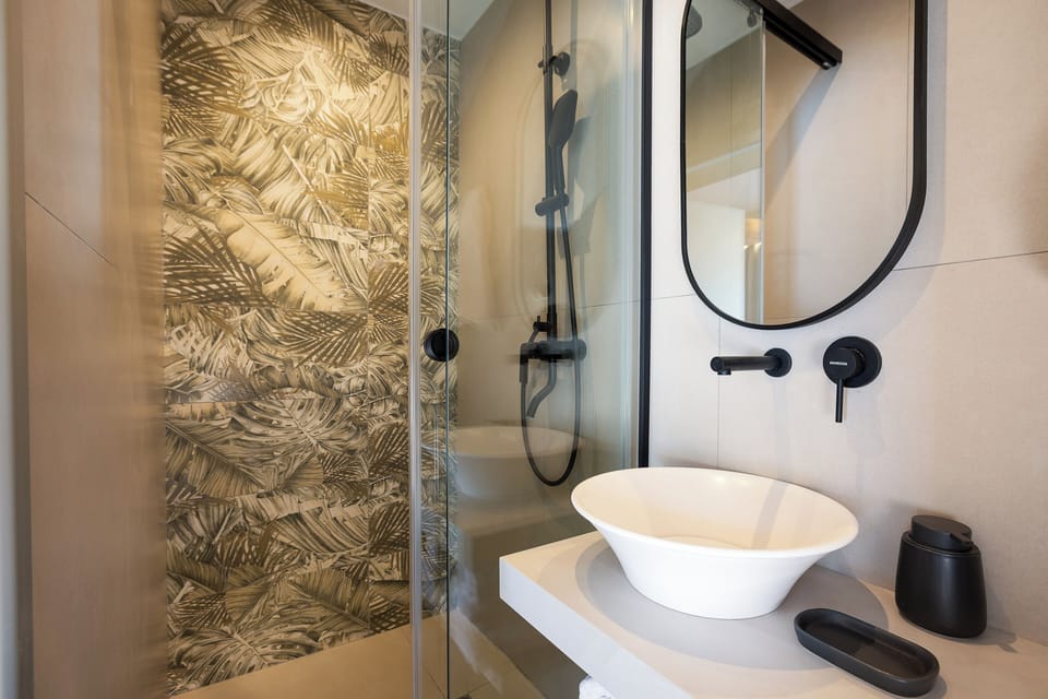 En suite full bathroom with walk in shower