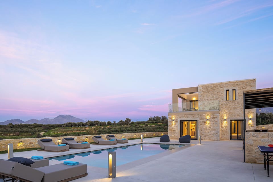 Private pool with integrated kids pool and breathtaking views on the mountains
