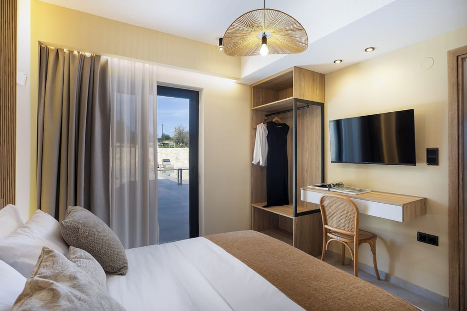 Bedroom with double bed and en suite full bathroom 