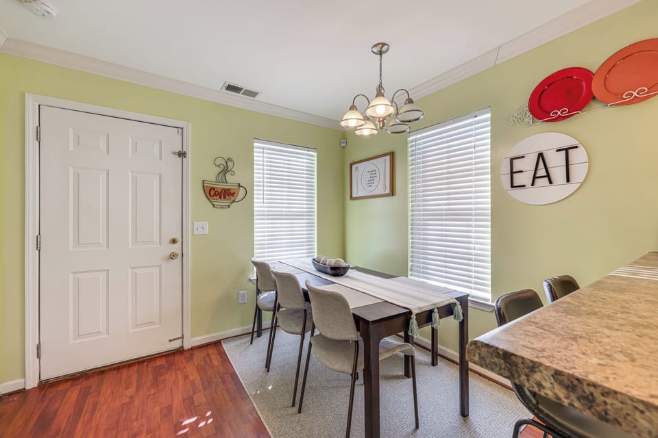 Dining Area | Dishes & Flatware Provided