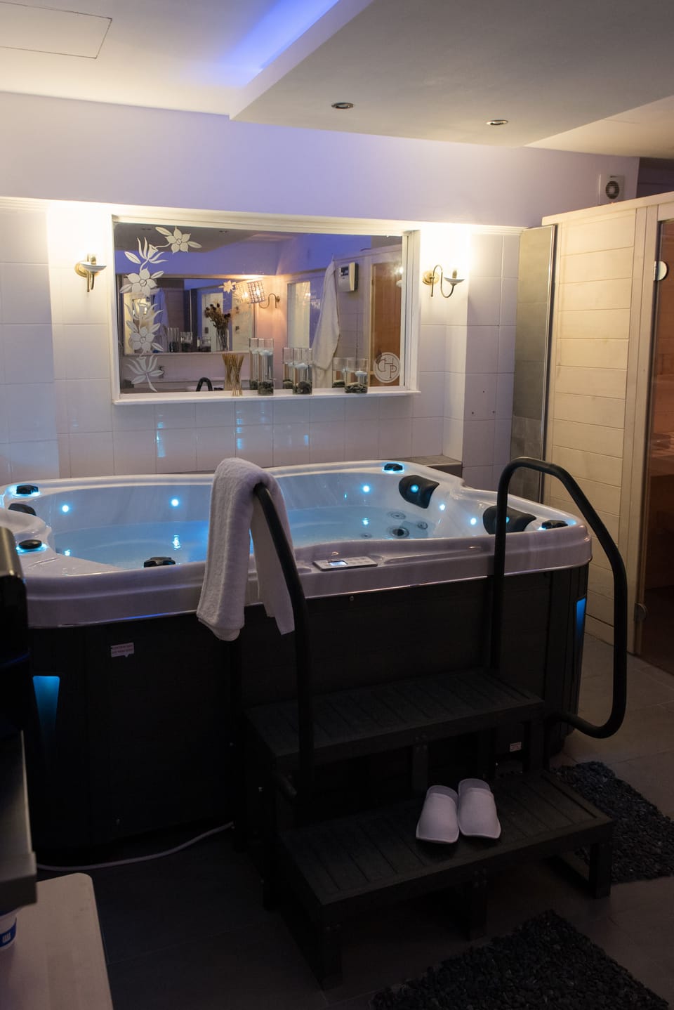 Indoor spa tub
