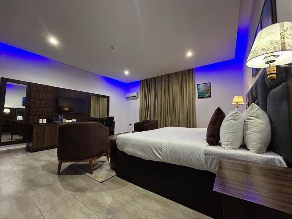 Luxury Studio, City View | In-room safe, laptop workspace, blackout drapes, free WiFi