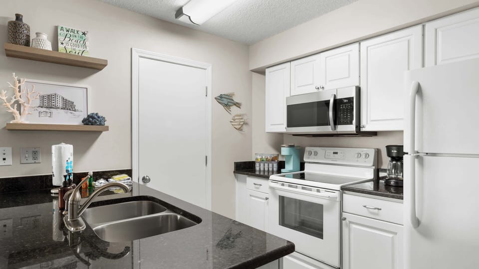 Condo, Multiple Beds, Balcony, Ocean View (Harbour Place 205) | Private kitchen