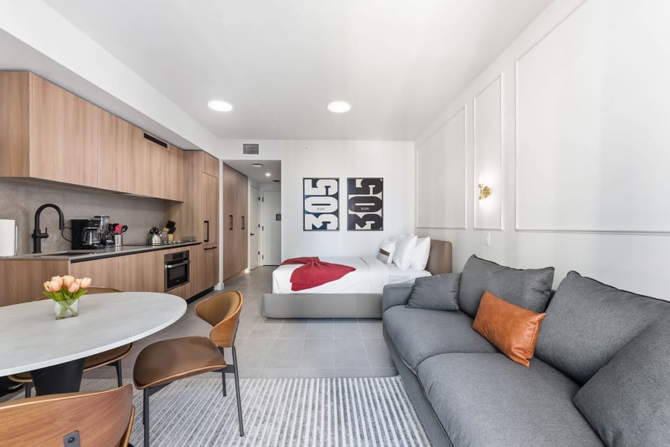 Studio with queen bed and sofa-bed and fully equipped kitchen