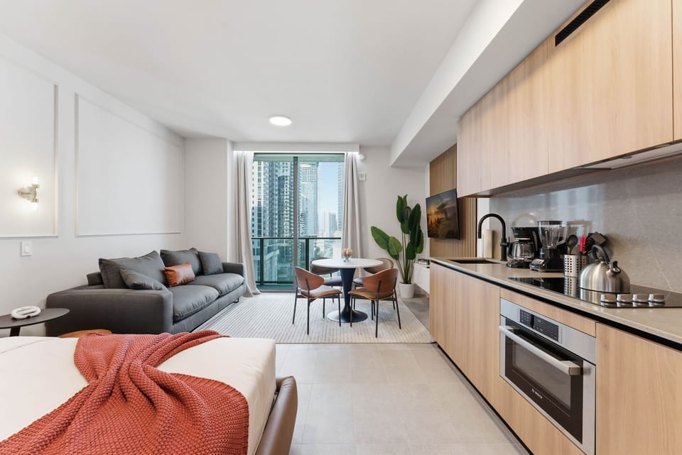 Studio with queen bed and sofa-bed and fully equipped kitchen