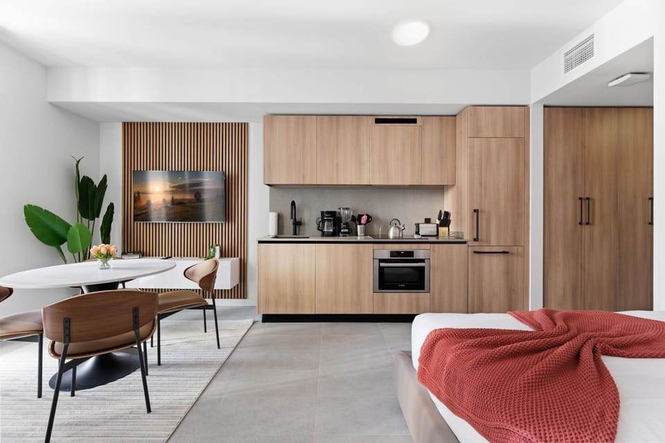 Studio with queen bed and sofa-bed and fully equipped kitchen