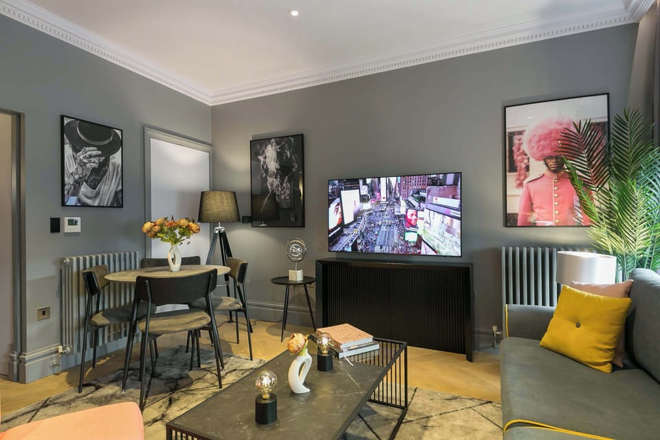 Apartment, 1 King Bed with Sofa bed, Kitchen (Broad Court) | Living area