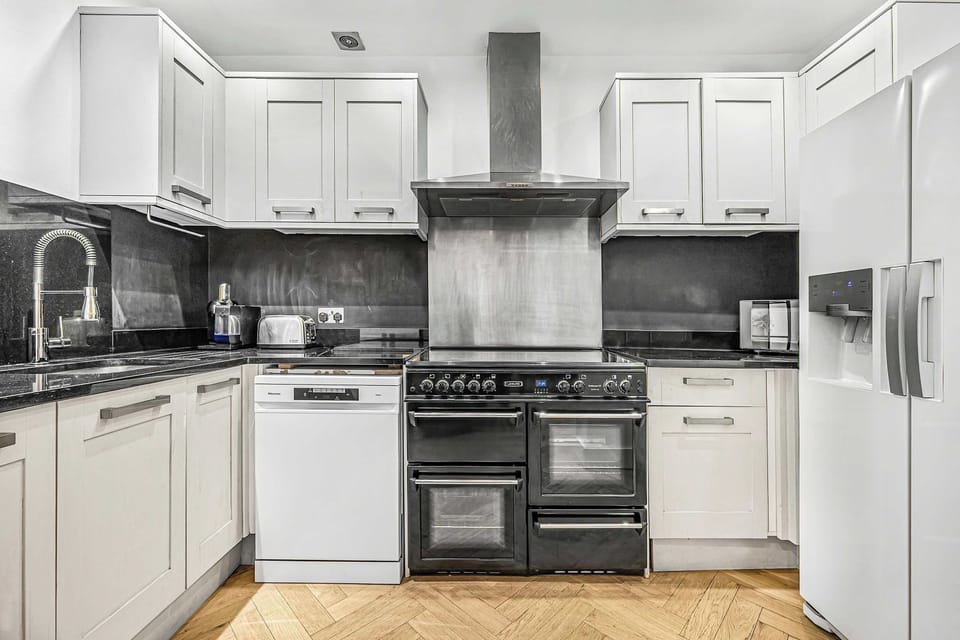 Apartment, 1 King Bed with Sofa bed, Patio (Fitzroy St 39A) | Private kitchen