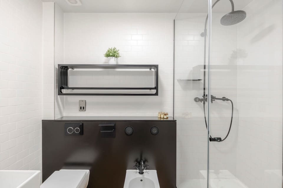 Apartment, 1 King Bed with Sofa bed, Kitchen, City View (Long Acre 2) | Bathroom | Towels