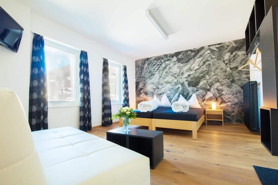 Desk, soundproofing, free WiFi, bed sheets